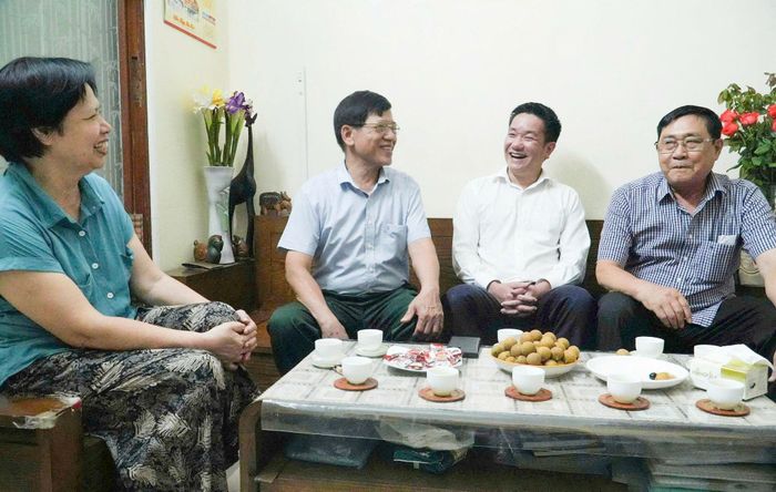 Lãnh đạo phường Thanh Xuân thăm hỏi, trò chuyện cùng thương binh Đinh Xuân Mai và gia đình. Ảnh: Tùng Lâm