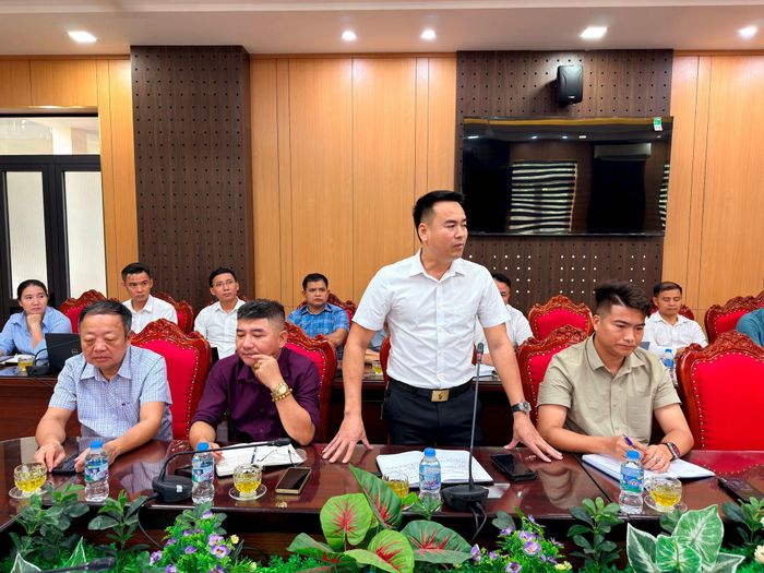Đại diện các thôn nêu ý kiến tại cuộc họp. Ảnh: Thanh Hà