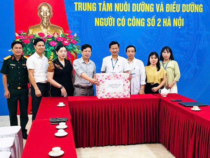 Phó Chủ tịch Thường trực Ủy ban MTTQ Việt Nam xã Mỹ Đức Dương Văn Học cùng đoàn công tác thăm, tặng quà Trung tâm Nuôi dưỡng, điều dưỡng người có công 2 Hà Nội. Ảnh: Biên Phạm