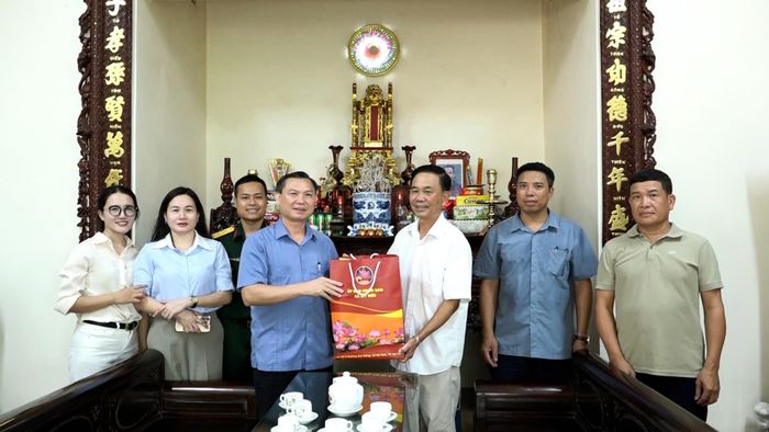 Bí thư Đảng ủy, Chủ tịch HĐND xã Mỹ Đức Đặng Văn Cảnh thăm, tặng quà ông Trần Hải Đăng, nạn nhân chất độc hóa học, thôn An Phú. Ảnh: Biên Phạm