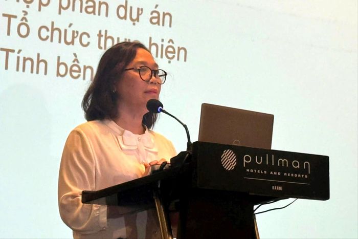 Phó Chủ tịch Hội Bảo vệ quyền trẻ em Việt Nam Vũ Thị Kim Hoa, Phó Giám đốc Ban Quản lý dự án giới thiệu tổng quan về dự án. Ảnh: Mai Hoa