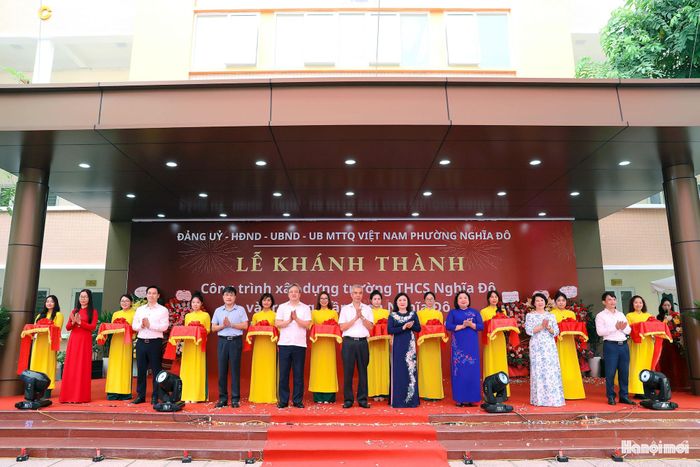 Các đại biểu cắt băng khánh thành công trình xây dựng Trường THCS Nghĩa Đô. Ảnh: MT