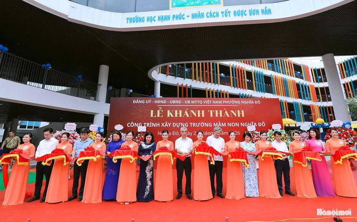 Đại biểu cắt băng khánh thành công trình Trường Mầm non Nghĩa Đô. Ảnh: MT