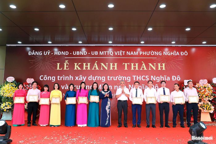 Phường Nghĩa Đô khen thưởng các tập thể, cá nhân có thành tích trong quá trình xây dựng hai công trình trường học. Ảnh: MT