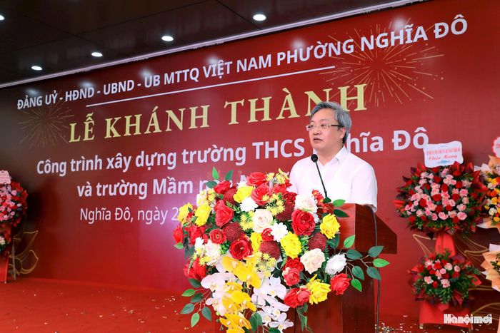 Chủ tịch UBND phường Nghĩa Đô Đỗ Việt Hưng phát biểu tại buổi lễ. Ảnh: MT