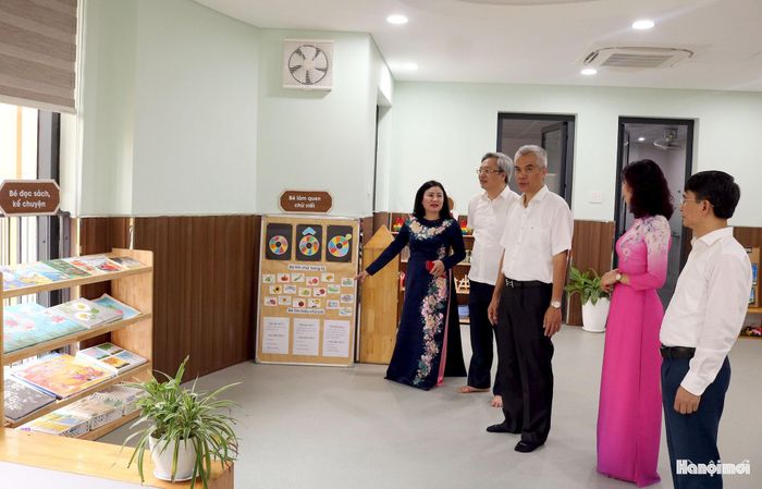 Lãnh đạo phường tham quan, kiểm tra cơ sở vật chất tại Trường Mầm non Nghĩa Đô. Ảnh: MT