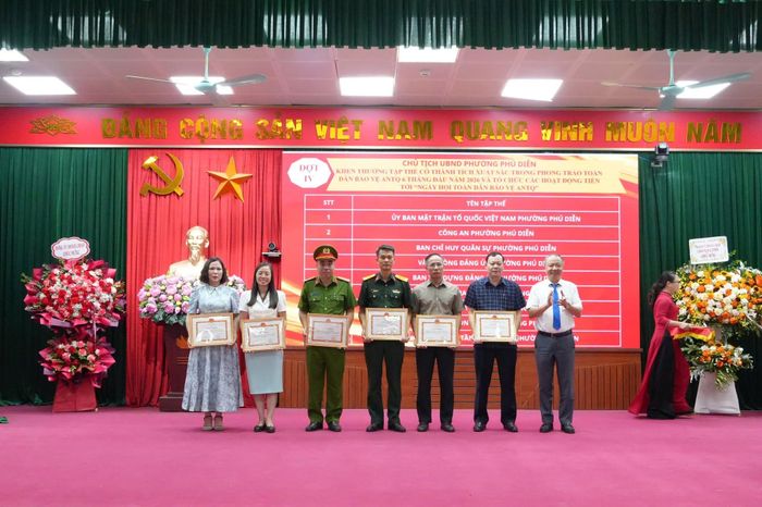 Bí thư Đảng ủy phường Phú Diễn Nguyễn Lê Hoàng trao khen thưởng các tập thể, cá nhân có thành tích xuất sắc, có nhiều đóng góp trong phong trào Toàn dân bảo vệ an ninh Tổ quốc