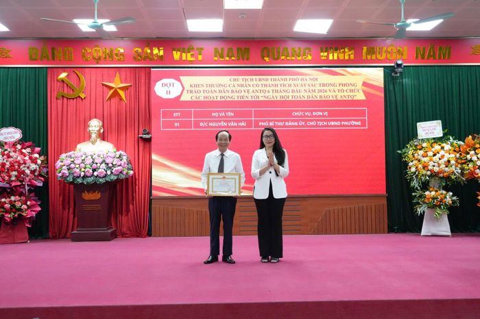 Chủ tịch UBND phường Phú Diễn Nguyễn Văn Hải được Chủ tịch UBND TP Hà Nội khen thưởng về thành tích xuất sắc trong phong trào toàn dân bảo vệ an ninh tổ quốc 6 tháng đầu năm 2026