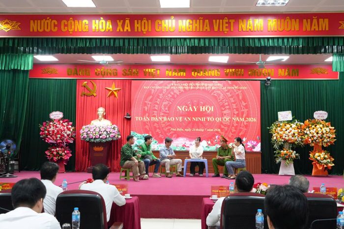 Đại biểu xem tiểu phẩm tuyên truyền "Bình yên ở mỗi ô cửa"