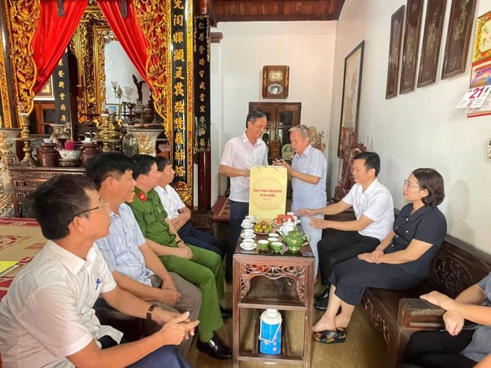 Đoàn công tác xã An Khánh thăm, tặng quà người có công. Ảnh: AK