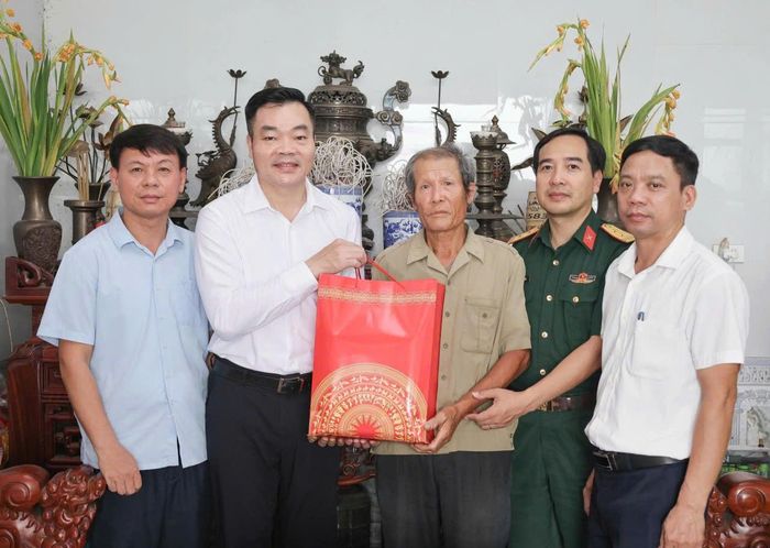 Bí thư Đảng ủy xã Đại Xuyên Đào Việt Long thăm, tặng quà các gia đình chính sách tiêu biểu. Ảnh: PV