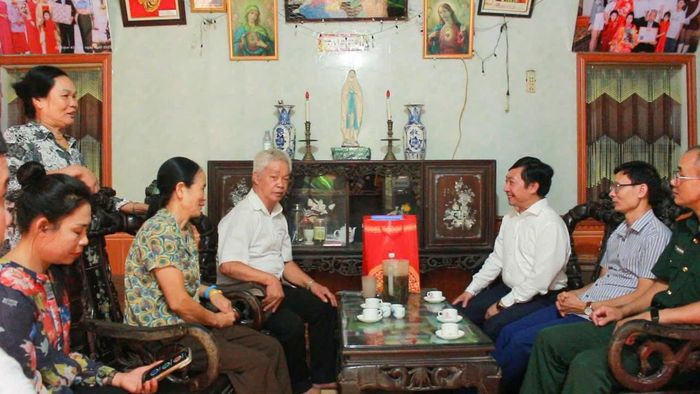 Đoàn công tác do Phó Bí thư thường trực Đảng ủy xã Đại Xuyên Vũ Quốc Anh làm trưởng đoàn đến thăm hỏi động viên các gia đình chính sách. Ảnh: PV