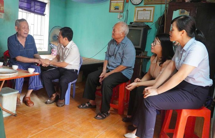 Chủ tịch UBND xã Đại Xuyên Hoàng Tuân động viên các cựu thương binh, bệnh binh, gia đình chính sách tiếp tục giữ gìn sức khỏe, phát huy phẩm chất cách mạng, là tấm gương sáng để con cháu học tập, noi theo. Ảnh: PV