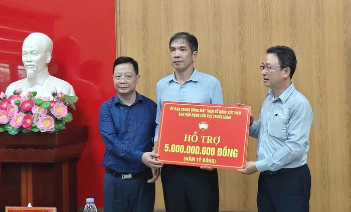Số tiền hỗ trợ 5 tỷ đồng được trao tới Ủy ban MTTQ Việt Nam tỉnh Lai Châu. Ảnh: MTTQ