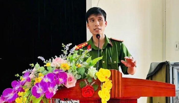 Thượng úy Phùng Văn Trung, cán bộ Đội Chữa cháy và cứu nạn, cứu hộ khu vực số 24, phổ biến kiến thức về công tác PCCC. Ảnh: Đoàn TN xã Liên Minh