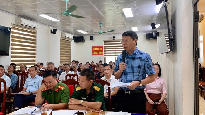 Đại diện phòng chuyên môn của xã Hát Môn giải đáp các kiến nghị người dân. Ảnh: NM