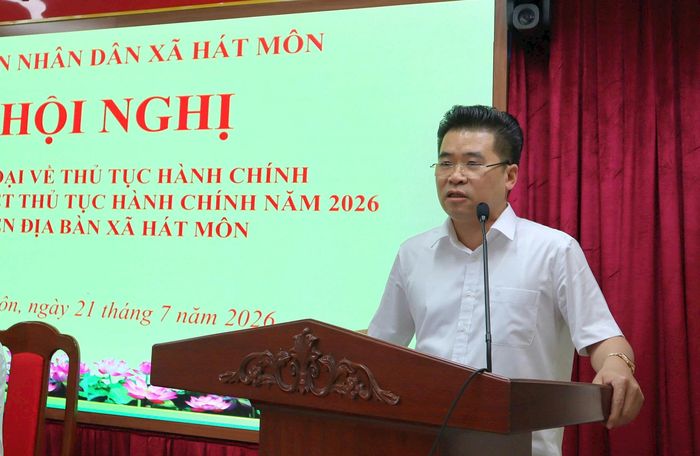 Chủ tịch UBND xã Hát Môn Lý Hoàng Kiên phát biểu tại hội nghị đối thoại. Ảnh: NM