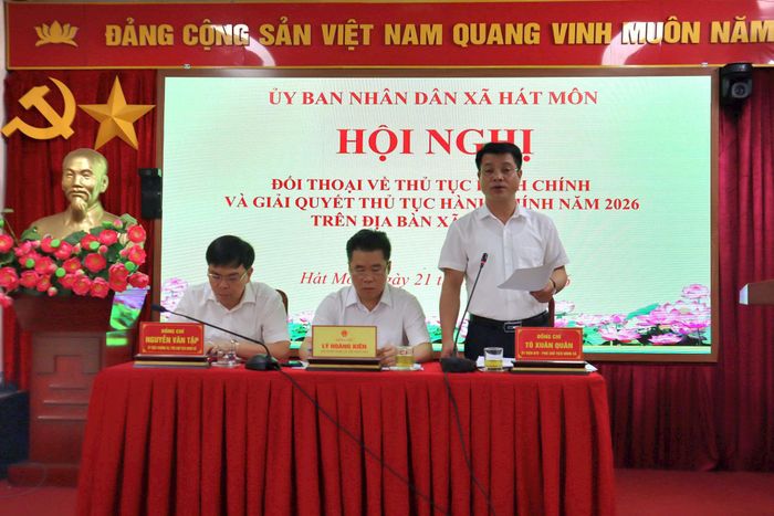 Phó Chủ tịch UBND xã Hát Môn Tô Xuân Quân phát biểu tại đối thoại. Ảnh NM