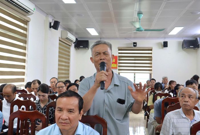 Người dân phát biểu ý kiến tại buổi đối thoại. Ảnh: NM