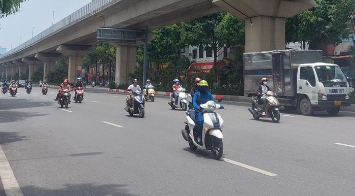 Hà Nội nắng, có nơi nắng nóng trước khi bước vào đợt mưa dông, nền nhiệt giảm nhẹ. Ảnh: Bảo Châu