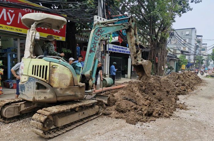 Đơn vị thi công đường điện và cáp viễn thông trong ngõ Đỗ Xuân Hợp. Ảnh: Hoàng sơn