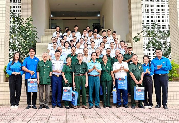 Hội Cựu chiến binh và Đoàn Thanh niên phường Xuân Phương tri ân người có công. Ảnh: PV
