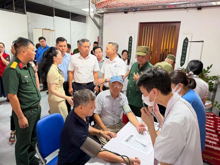 Lãnh đạo phường Hồng Hà theo dõi công tác khám sức khỏe cho người có công. Ảnh: PV