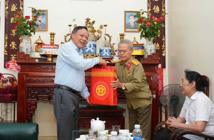 Phó Bí thư Thành ủy Hà Nội Nguyễn Văn Phong đến thăm, trao quà cho ông Vũ Quang Sủng, thương binh 21%, bệnh binh 61%, sinh năm 1947, hiện sinh sống tại thôn Trung Mầu, xã Phù Đổng. Ảnh: Hồng Thái
