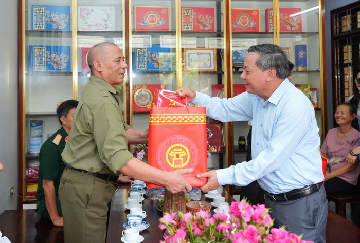 Phó Bí thư Thành ủy Hà Nội Nguyễn Văn Phong thăm, tặng quà ông Phạm Văn Mạnh, bệnh binh 61%, sinh năm 1952, hiện sinh sống tại thôn Phù Đổng, xã Phù Đổng. Ảnh: Hồng Thái