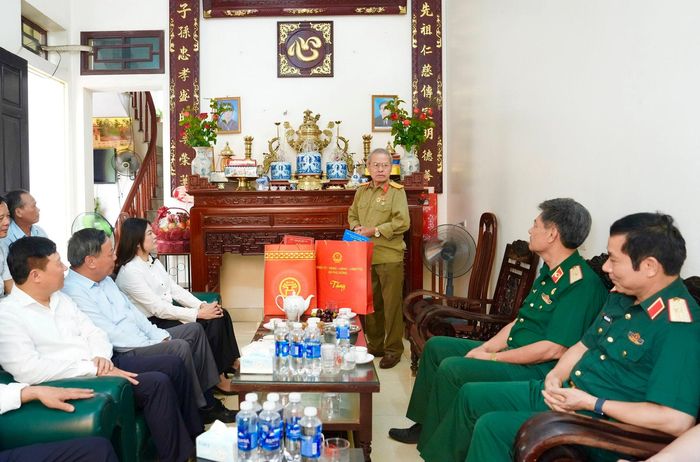 Thương binh, bệnh binh Vũ Quang Sủng bày tỏ xúc động trước sự quan tâm của lãnh đạo thành phố; đồng thời khẳng định sẽ tiếp tục phát huy truyền thống cách mạng, tích cực vận động con cháu tham gia các phong trào thi đua, góp phần xây dựng quê hương ngày càng văn minh, giàu đẹp. Ảnh: Hồng Thái