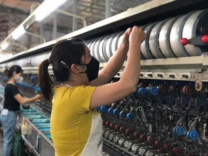 Nhờ hệ thống điện được bảo đảm an toàn, ổn định, dây chuyền ươm tơ hiện đại hoạt động thông suốt, góp phần nâng tầm giá trị sản phẩm tơ lụa của Lâm Đồng.Ảnh: PV