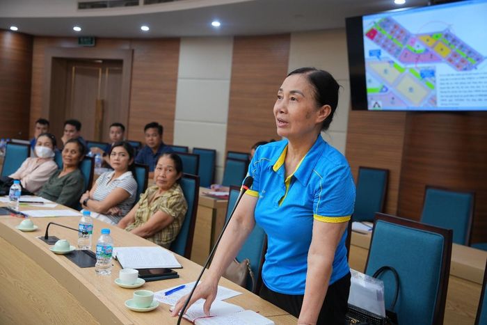 Người dân nêu ý kiến tại hội nghị. Ảnh: P.V