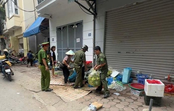 Lực lượng chức năng kiểm tra, xử lý các trường hợp vi phạm. Ảnh: Vân Nhi
