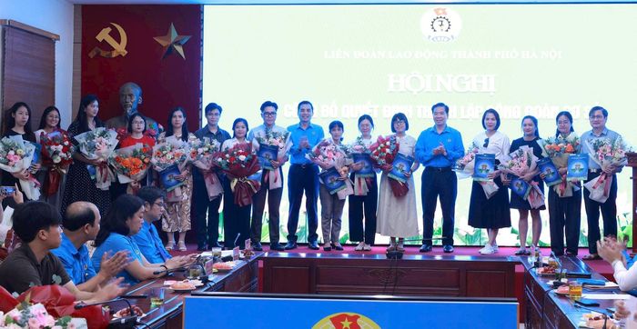 Lãnh đạo Liên đoàn Lao động thành phố Hà Nội trao quyết định thành lập Công đoàn cơ sở. Ảnh: PV