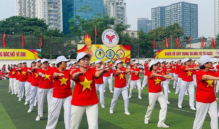 Người cao tuổi Hà Nội không chỉ gìn giữ các giá trị văn hóa, lịch sử, truyền thống mà còn tiếp tục đóng góp thiết thực cho phát triển kinh tế - xã hội. Ảnh: Bảo Lâm