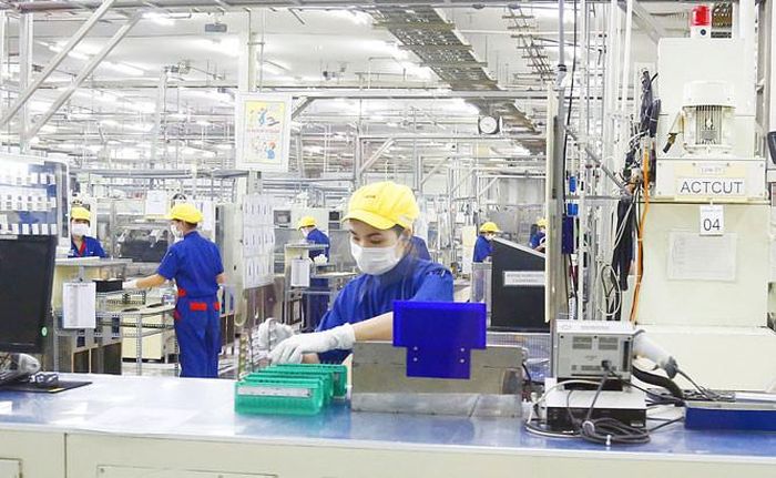 Sản xuất hàng điện máy tại Công ty Hoya Glass Disk Việt Nam (Khu công nghiệp Thăng Long, Hà Nội). Ảnh: Nhật Nam