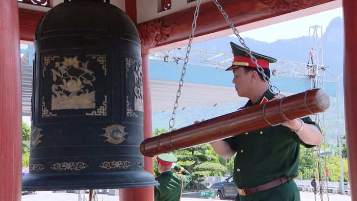 Thiếu tướng Đào Văn Nhận, Ủy viên Ban Thường vụ Thành ủy, Tư lệnh Bộ Tư lệnh Thủ đô Hà Nội thỉnh chuông tại Nghĩa trang Liệt sĩ quốc gia Vị Xuyên. Ảnh: Đỗ Bắc