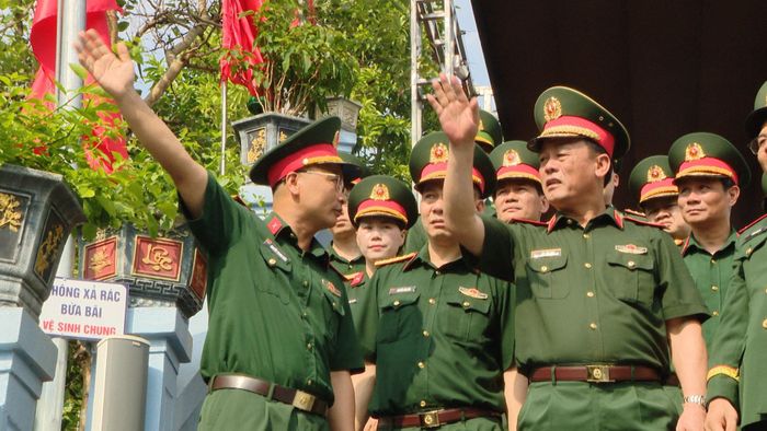 Đoàn công tác Bộ Tư lệnh Thủ đô Hà Nội tại đền thờ các Anh hùng liệt sĩ trên Điểm cao 468, tỉnh Tuyên Quang. Ảnh: Đỗ Bắc