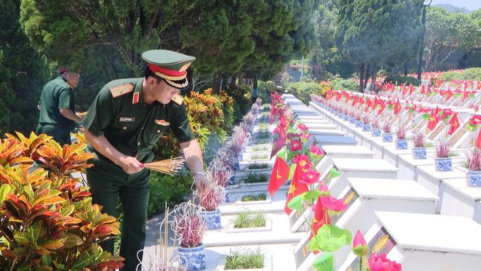 Thiếu tướng Đào Văn Nhận, Ủy viên Ban Thường vụ Thành ủy, Tư lệnh Bộ Tư lệnh Thủ đô Hà Nội thắp hương các Anh hùng liệt sĩ tại Nghĩa trang Liệt sĩ quốc gia Vị Xuyên. Ảnh: Đỗ Bắc