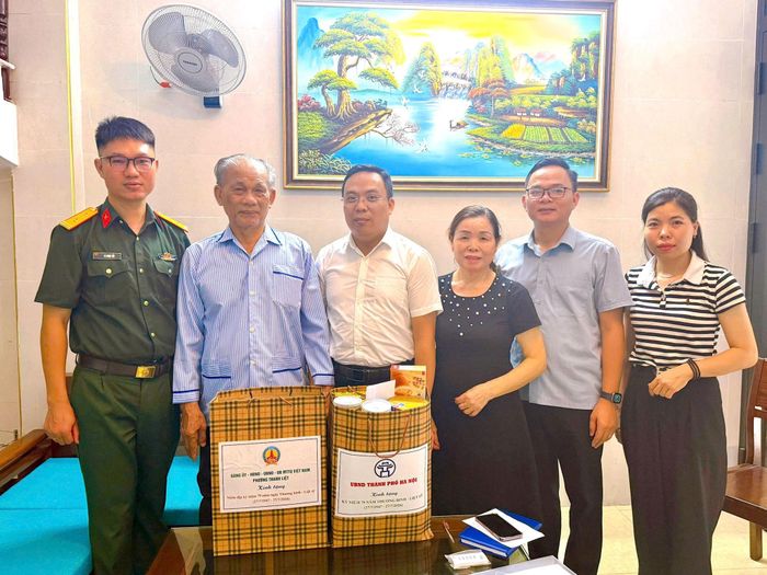 Bí thư Đảng ủy, Chủ tịch HĐND Phường Nguyễn Minh Tuân thăm, tặng quà thương bệnh binh Nguyễn Cao Lưu. Ảnh: PV