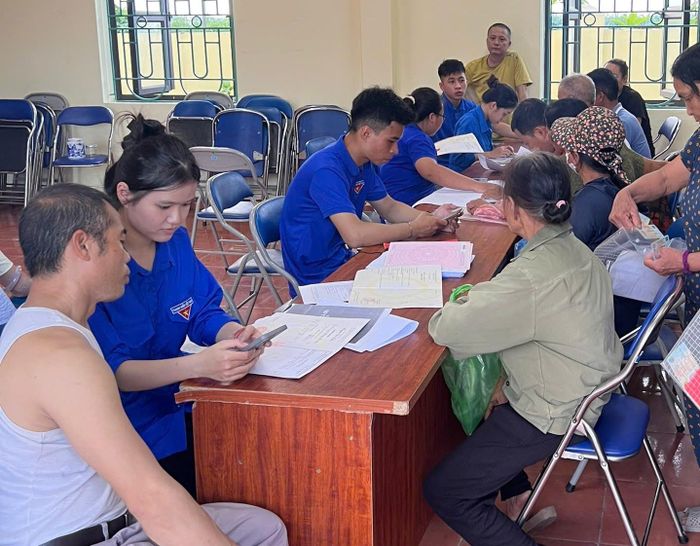 Sự tham gia của các bạn trẻ góp phần đẩy nhanh tiến độ đợt cao điểm 45 ngày hoàn thiện cơ sở dữ liệu quốc gia về đất đai trên địa bàn xã. Ảnh: VN