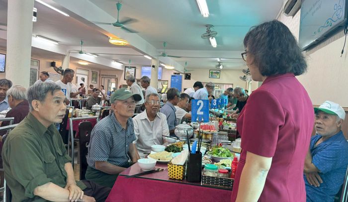 Giám đốc Trung tâm Nuôi dưỡng và Điều dưỡng người có công số 4 Hà Nội Dương Tuyết Nhung thăm hỏi người có công đến điều dưỡng tại Trung tâm. Ảnh: Mai Hoa