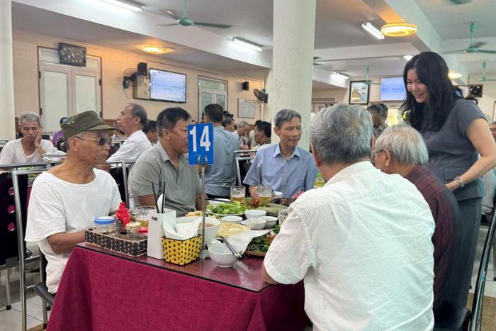 Phó Trưởng phòng Quản lý và Nuôi dưỡng Nguyễn Thị Thu Huyền trao đổi, chuyện trò cùng người có công. Ảnh: Mai Hoa