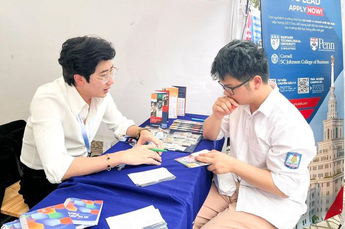 Học sinh nghe tư vấn trực tiếp từ các cơ sở đào tạo tại Ngày hội hướng nghiệp và tư vấn tuyển sinh năm 2026 diễn ra tại Trường THPT Nguyễn Gia Thiều. Ảnh: Lê Nguyễn