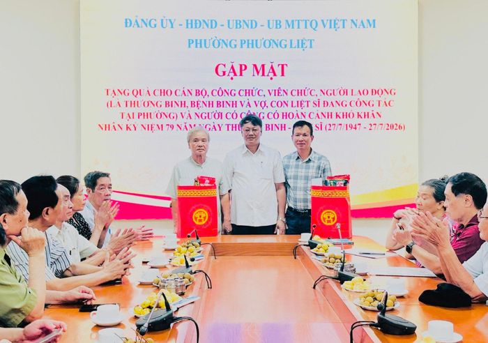 Bí thư Đảng ủy, Chủ tịch HĐND phường Phương Liệt Nguyễn Minh Tiến trao 2 suất quà của thành phố cho người có công tiêu biểu trên địa bàn. Ảnh: PT