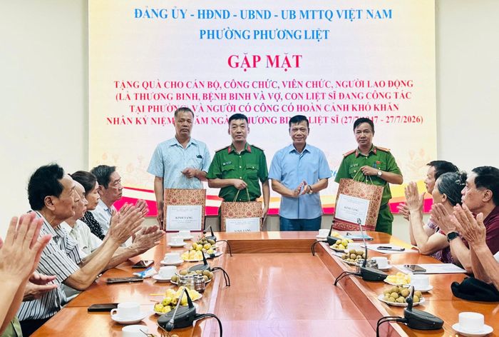 Chủ tịch UBND phường Phương Liệt Đặng Khánh Hòa trao quà, tri ân người có công trên địa bàn. Ảnh: PT