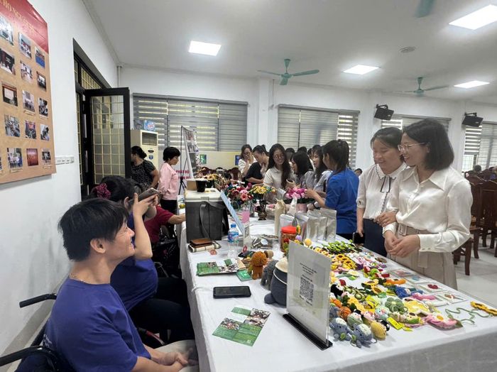 Trải nghiệm Hội chợ thanh toán không dùng tiền mặt từ các sản phẩm thủ công của người khuyết tật. Ảnh: T.H