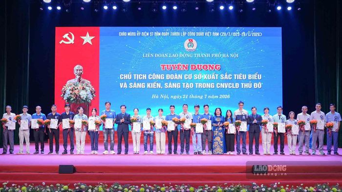 Tuyên dương người lao động đạt danh hiệu Sáng kiến, sáng tạo trong CNVCLĐ Thủ đô năm 2026. Ảnh: Hữu Chánh