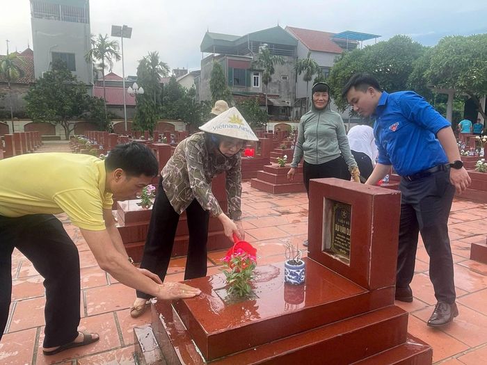 Ra quân vệ sinh môi trường, làm đẹp cảnh quan nghĩa trang liệt sĩ. Ảnh: Ngân Nguyễn