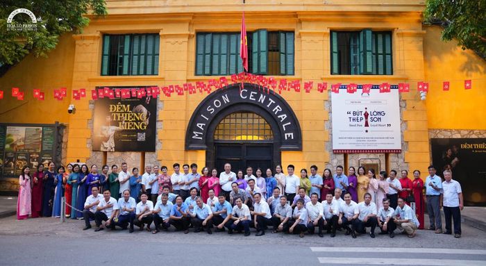 Đoàn đại biểu xã Đan Phượng và đại diện người có công tiêu biểu thăm di tích Nhà tù Hỏa Lò. Ảnh: Ngân Nguyễn